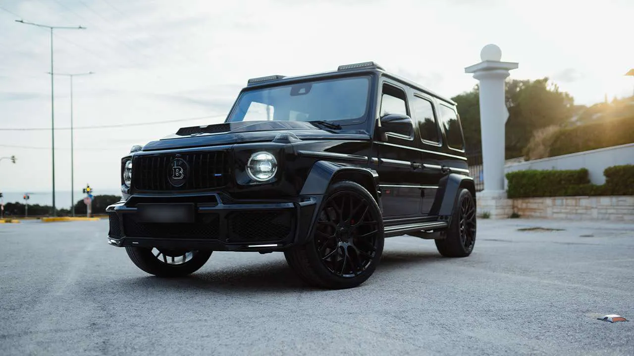 Mercedes Classe G Brabus noire au coucher du soleil