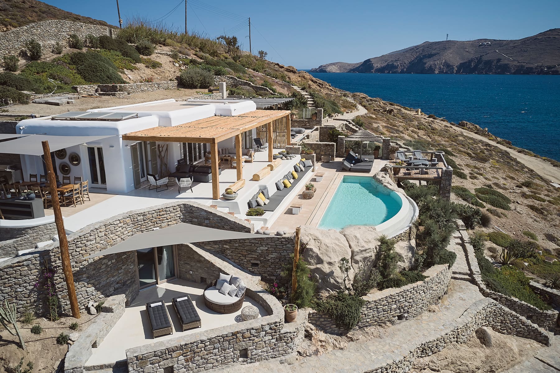 Villa de piedra con piscina redonda sobre el mar en Mykonos