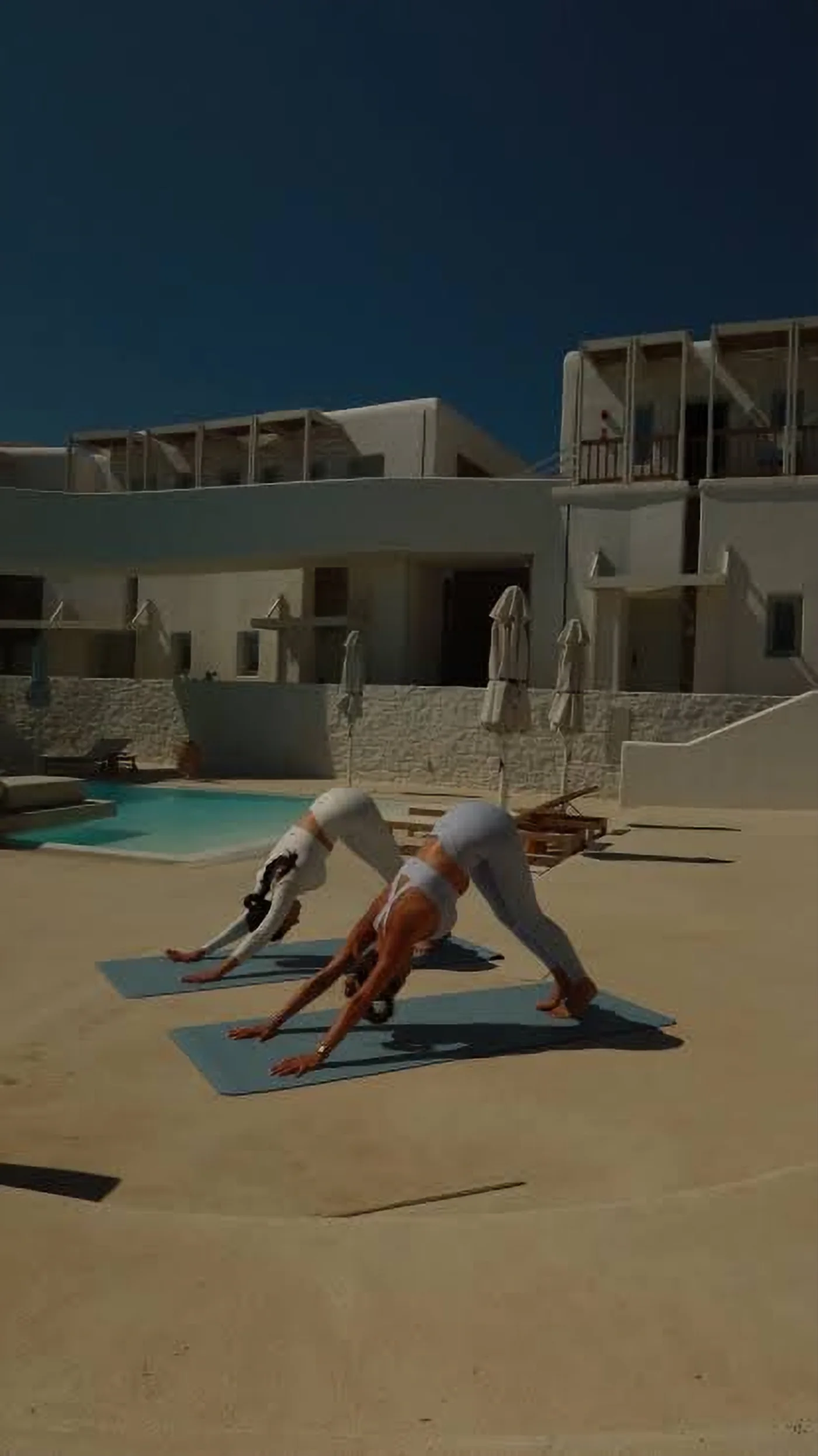Yoga a bordo piscina in una villa a Mykonos